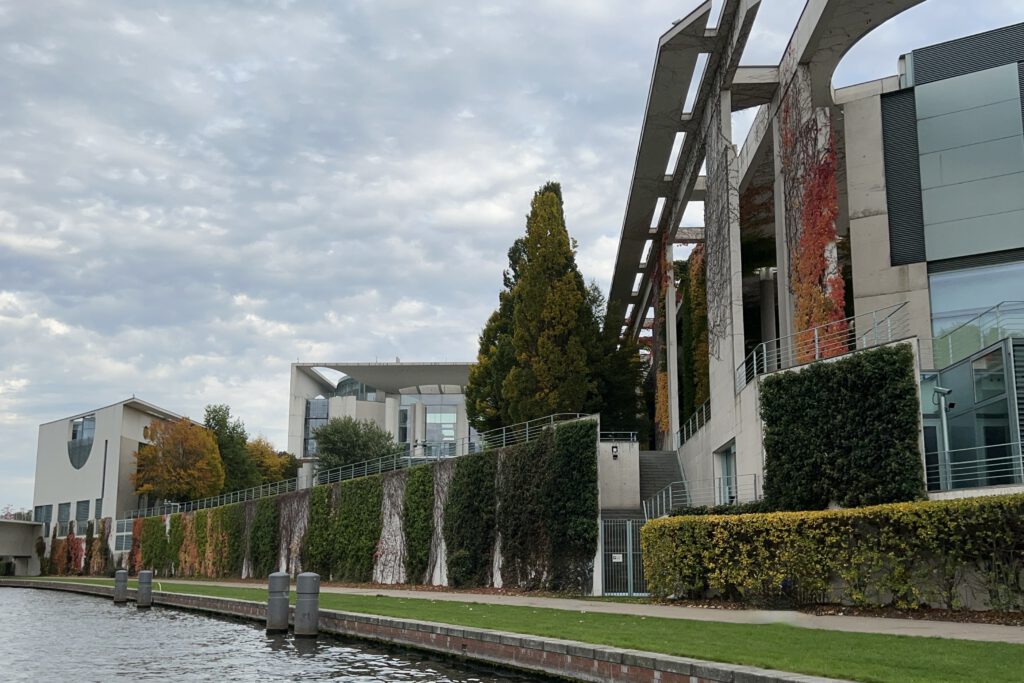 Berlin: Bundeskanzleramt, vom Spreeufer aus aufgenommen