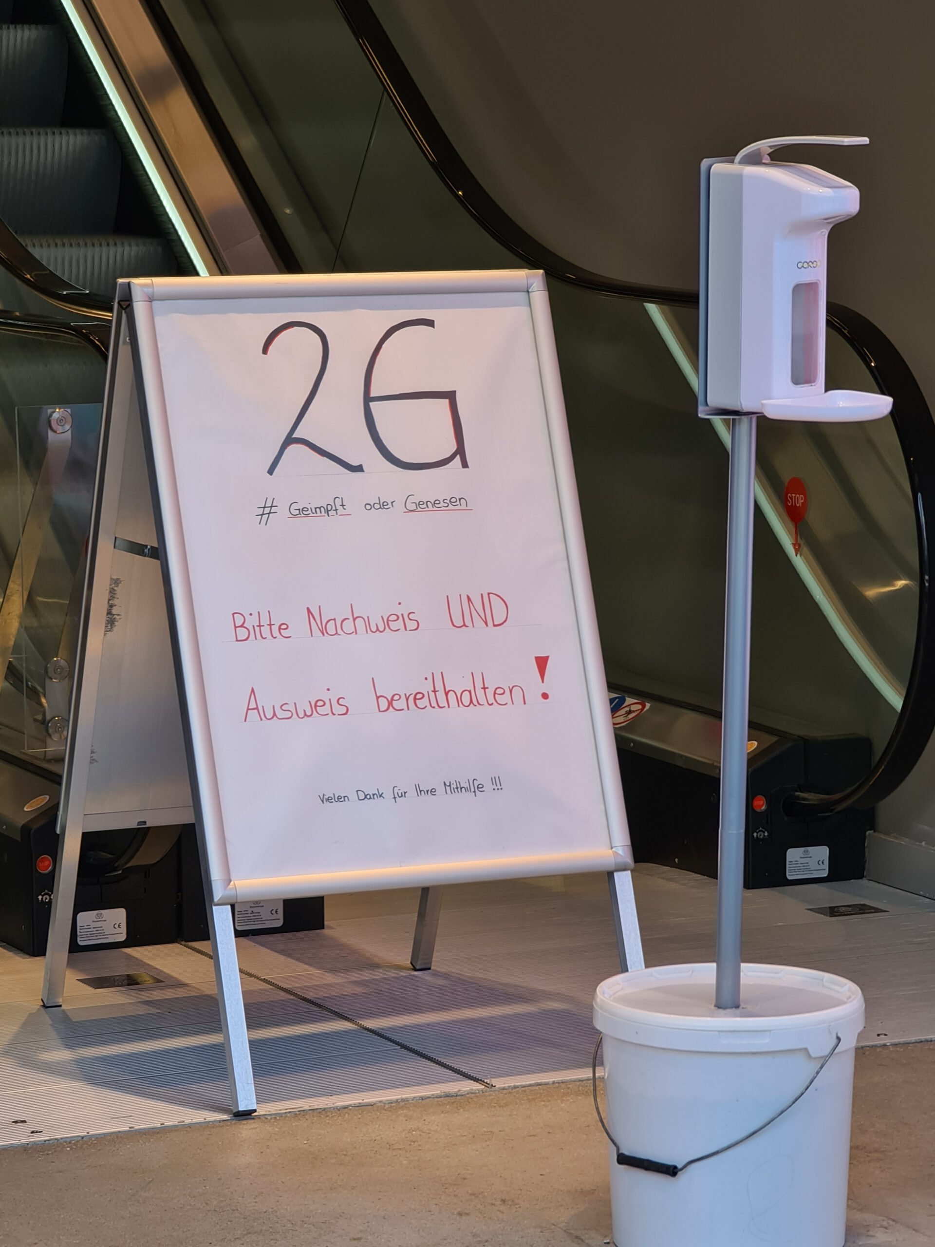 Schild für die 2G-Regel während der Corona-Zeit